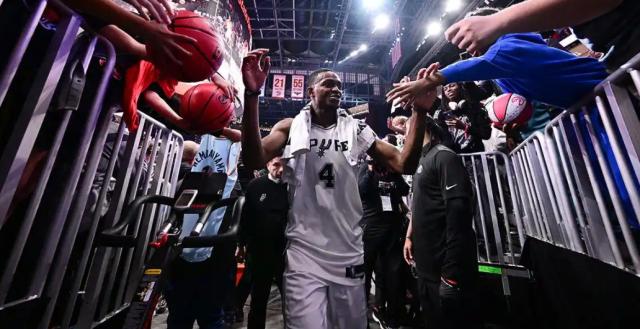 绝杀超时非战之罪！福克斯两战征服马刺球迷